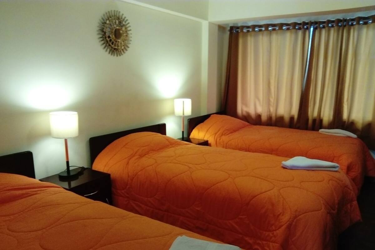 Driepersoonskamer | Donzen dekbedden, verduisterende gordijnen, gratis wifi