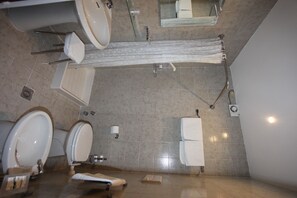 Classic Room | Bathroom