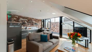 Penthouse, 2 chambres (Sleeps 6, with Sofa Bed) | Coin séjour | Télévision LCD