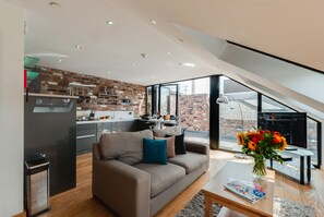 Penthouse, 2 habitaciones (Sleeps 6, with Sofa Bed) | Área de sala de estar | Televisión LCD