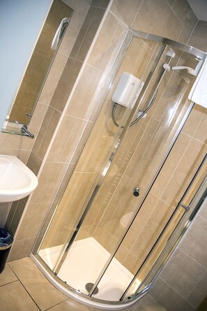 Free toiletries, hair dryer, towels - Base Serviced Apartments - Sir Thomas Street (Liverpool)