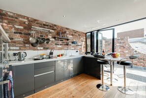 Penthouse, 2 chambres (Sleeps 6, with Sofa Bed) | Cuisine privée | Bouilloire électrique