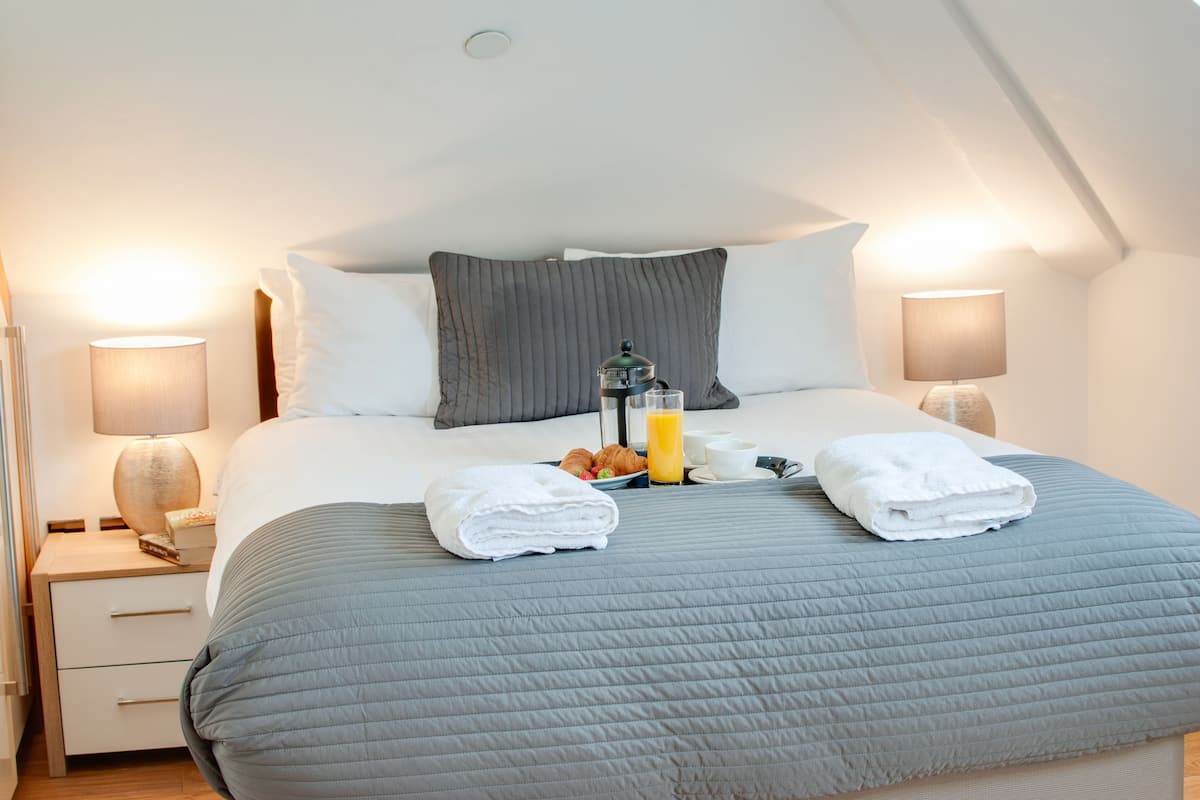 Penthouse - 2 sovrum (Sleeps 6, with Sofa Bed) | Egyptiska bomullslakan, skrivbord, strykjärn/strykbräda och gratis wi-fi