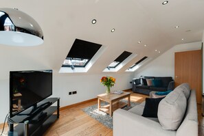 Kattohuoneisto, 2 makuuhuonetta (Sleeps 6, with Sofa Bed) | Olohuone | LCD-televisio