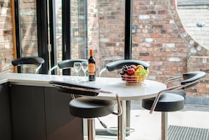 Penthouse, 2 Bedrooms (Sleeps 6, with Sofa Bed) | In-room dining - Base Serviced Apartments - Sir Thomas Street (Liverpool)