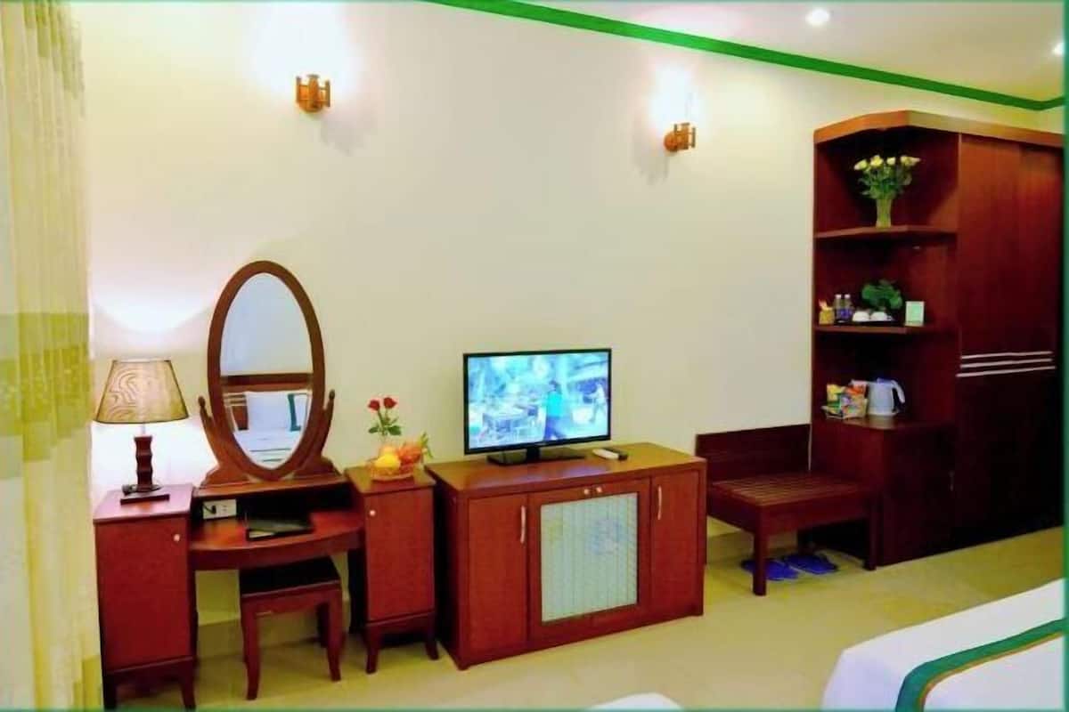 Minibar, in-room safe, desk, laptop workspace