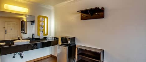 Combined shower/tub, towels