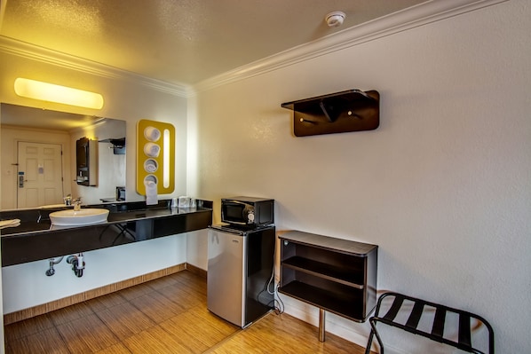 Bañera con ducha, toallas