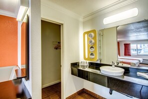 Combined shower/tub, towels