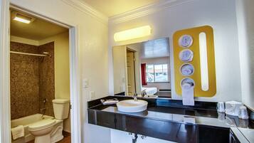 Combined shower/tub, towels