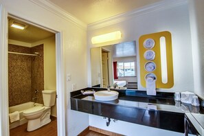 Combined shower/tub, towels - Motel 6 Manteca, CA (Manteca)