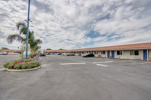 Property entrance - Motel 6 Manteca, CA (Manteca)