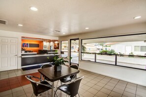 Lobby sitting area - Motel 6 Manteca, CA (Manteca)