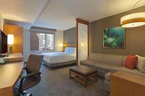 Hypo-allergenic bedding, desk, laptop workspace, blackout drapes - Hyatt Place Chicago/River North (Chicago)