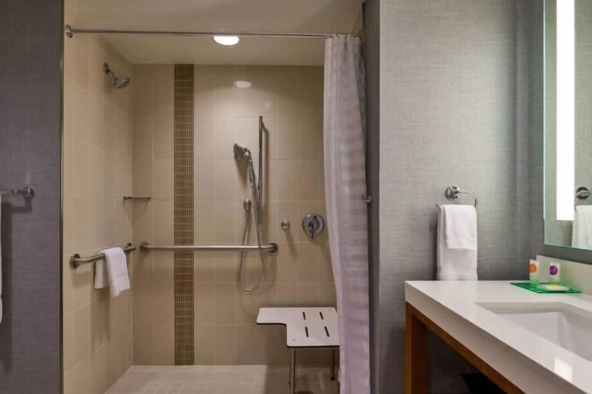 Salle de bain | Articles de toilette griffés, séchoir à cheveux, serviettes fournies