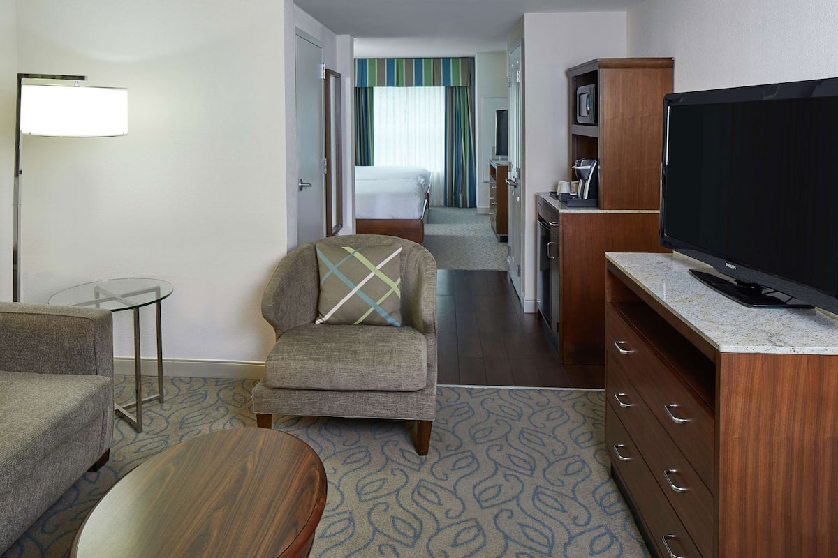 Premium bedding, in-room safe, desk, iron/ironing board