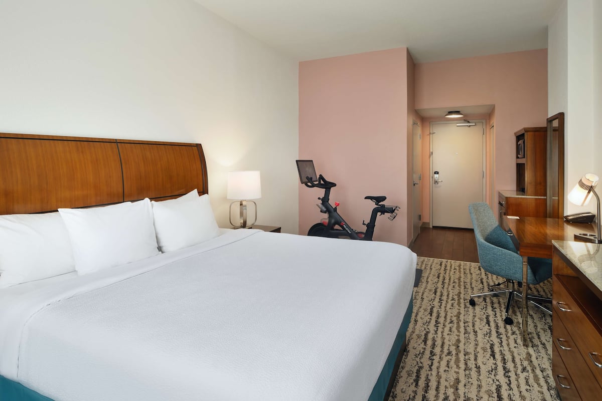 Kamar, 1 Tempat Tidur King (w/ Peloton Bike) | Seprai premium, brankas, meja kerja, dan setrika/meja setrika