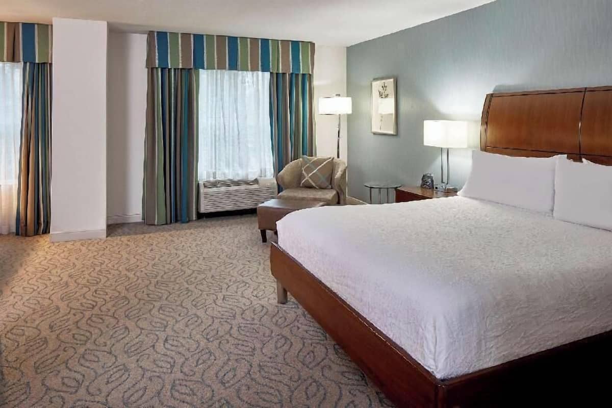 Premium bedding, in-room safe, desk, iron/ironing board