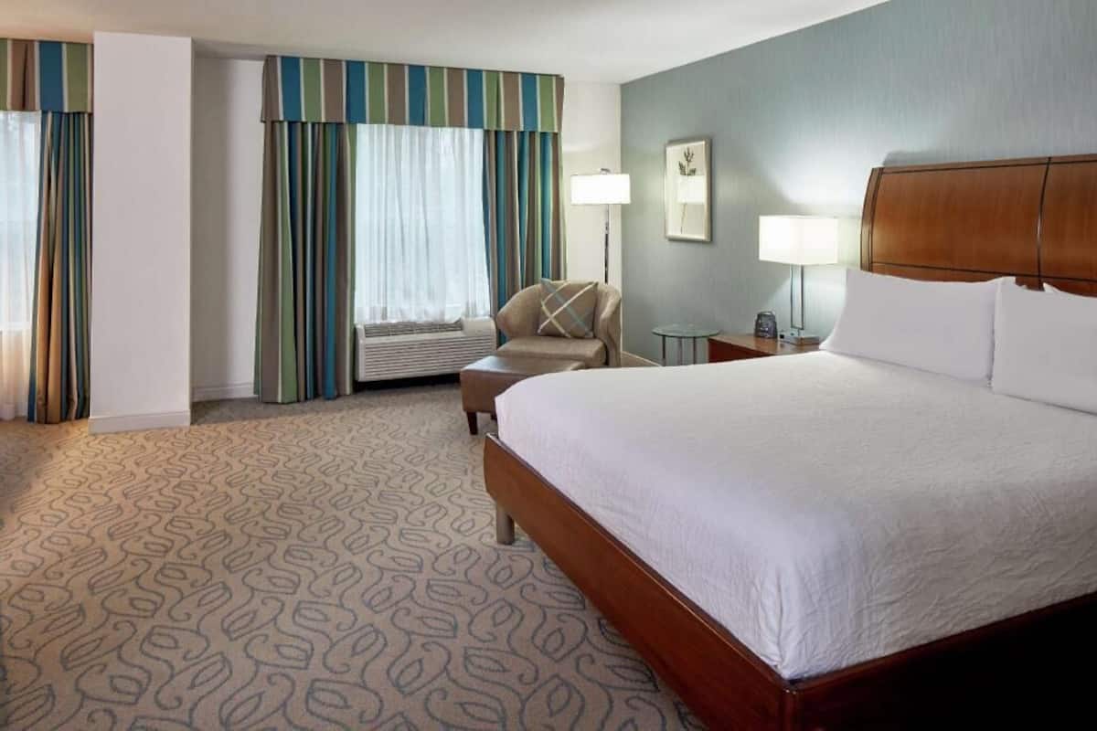 Premium bedding, in-room safe, desk, iron/ironing board