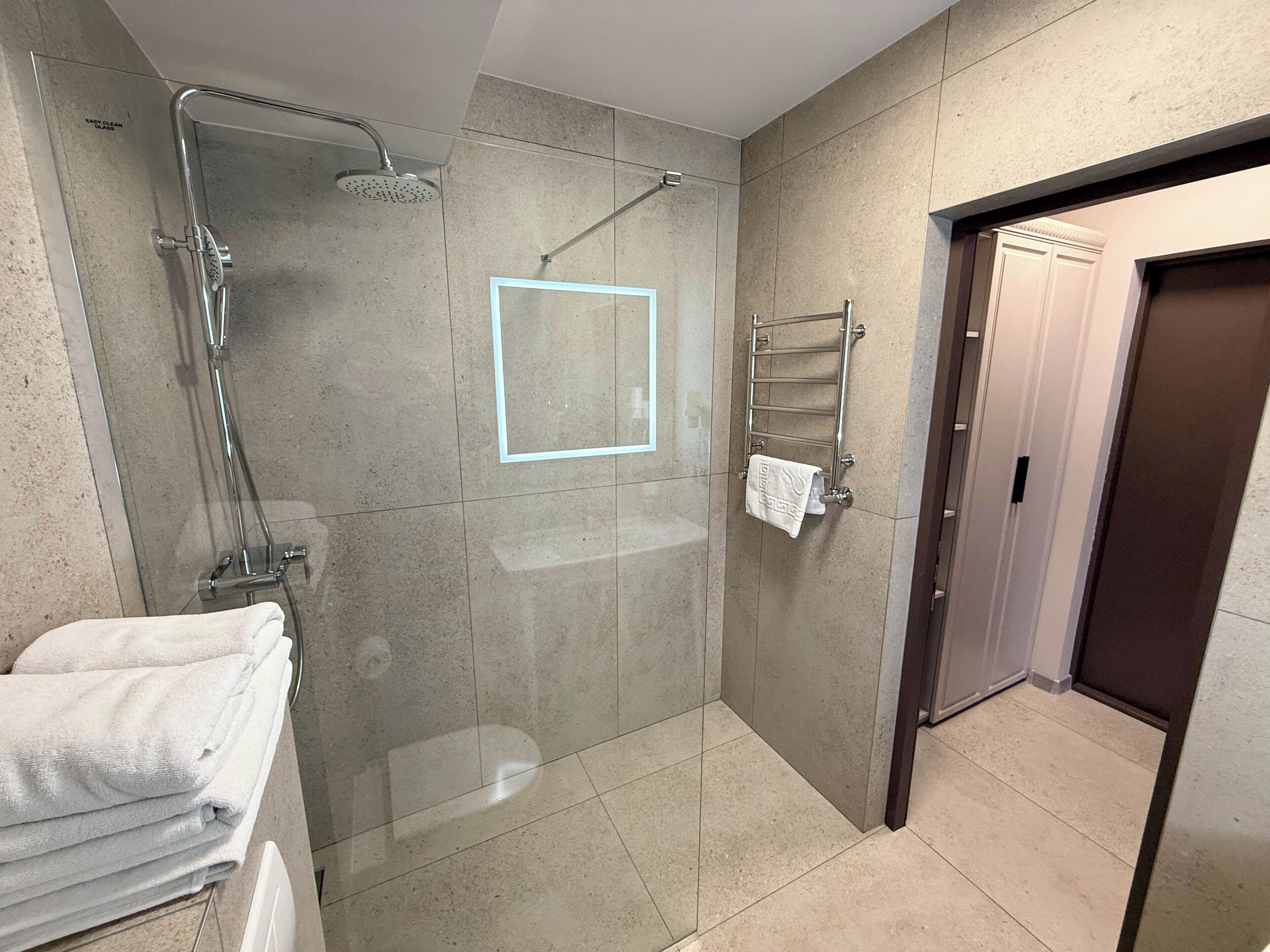 Chambre Standard avec lits jumeaux, plusieurs lits | Douche de la salle de bain