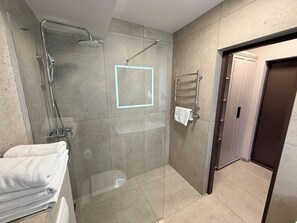 Standaard Twin kamer, Meerdere bedden | Badkamer met douche