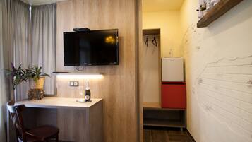 Luxe kamer | Luxe beddengoed, een minibar, een kluis op de kamer, een bureau