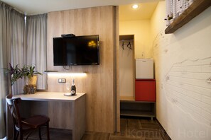 Kamar Mewah | Seprai premium, minibar, brankas, dan meja kerja