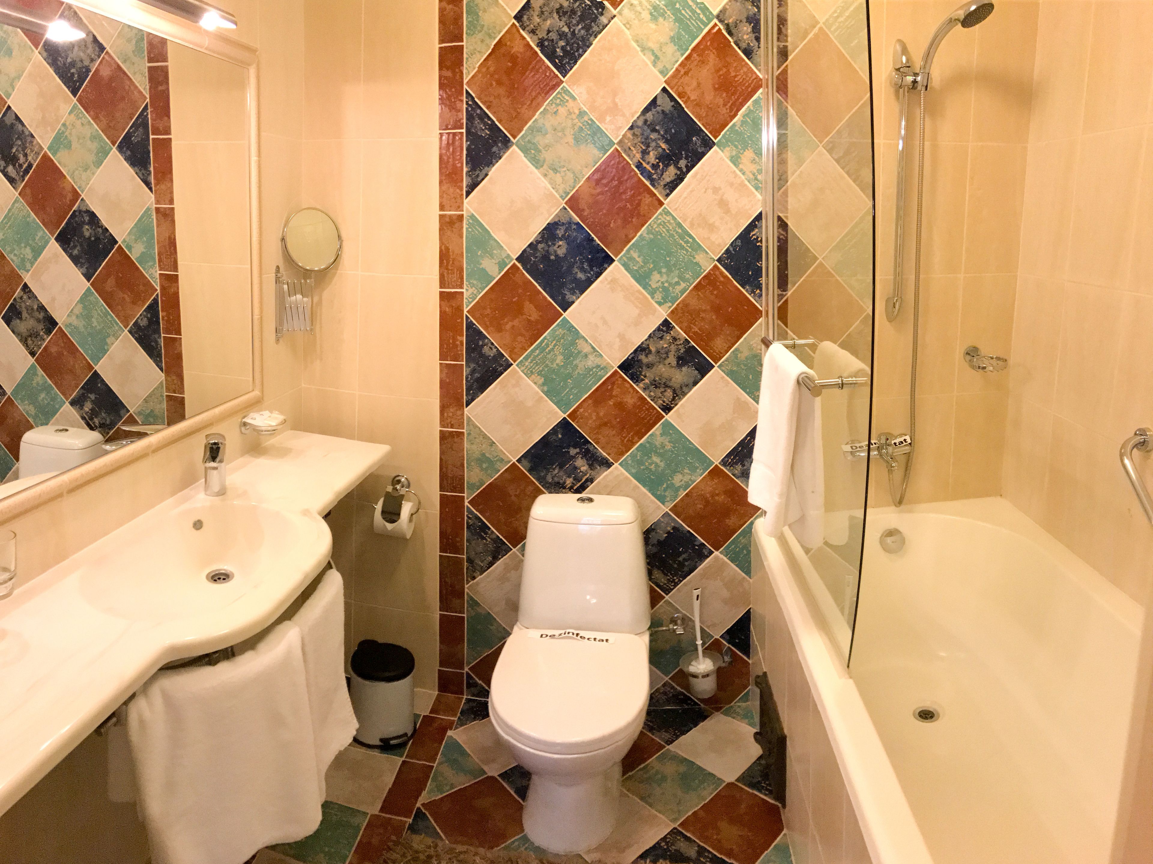 standard double room | bathroom | free toiletries, hair dryer, bathrobes, slippers