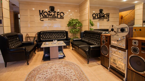 A hotel lobby with black leather sofas, a coffee table, and a Yamaha speaker system. - Komilfo Hotel (Chisinau)