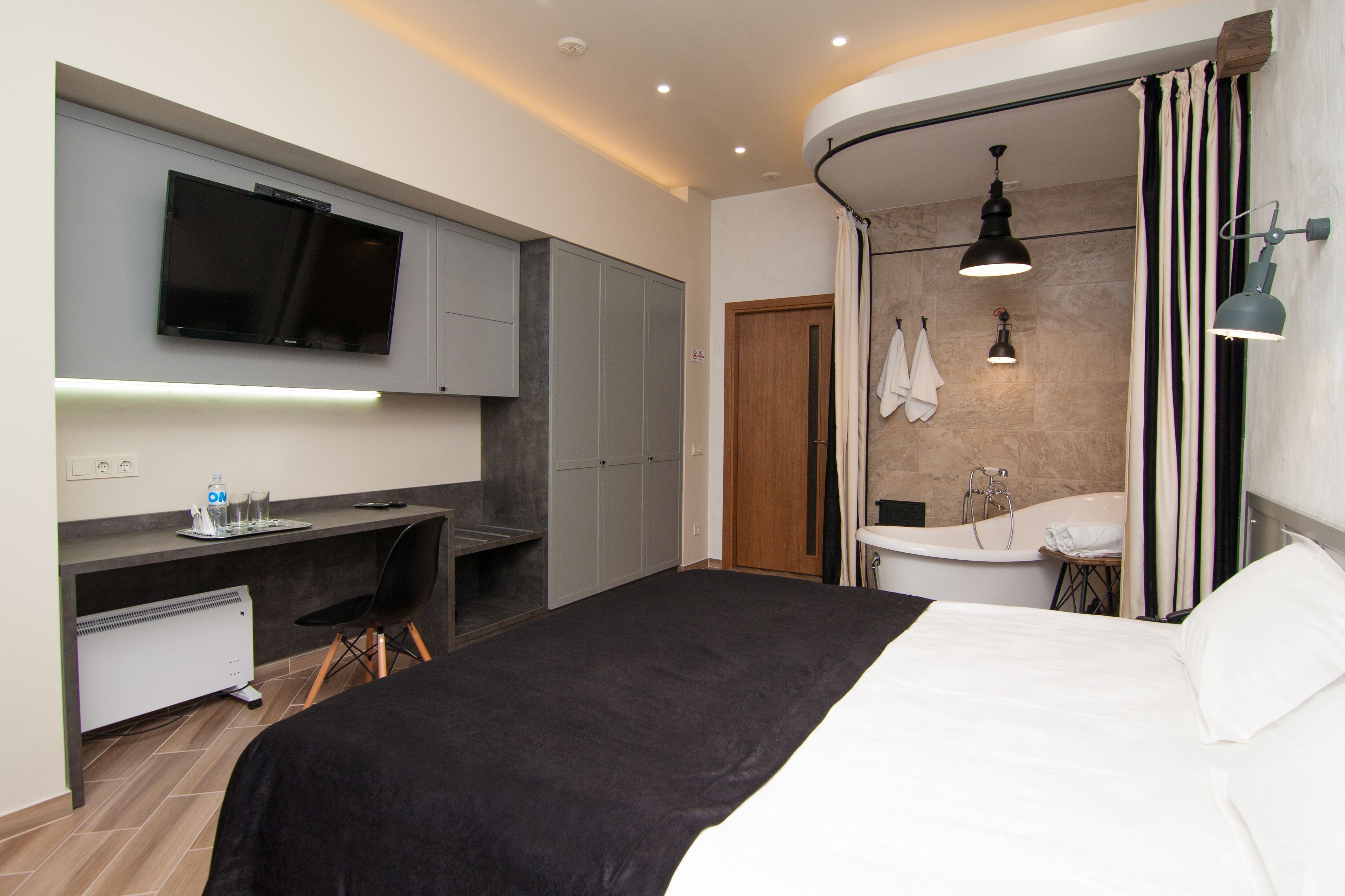 Luksushuone, 1 suuri parisänky, parveke | Ylelliset vuodevaatteet, minibaari, tallelokero huoneessa, työpöytä