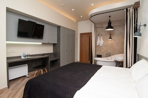 Habitación de lujo, 1 cama de matrimonio grande, balcón | Ropa de cama de alta calidad, minibar, caja fuerte y escritorio