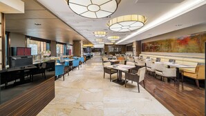 朝食、ランチ、ディナーに営業