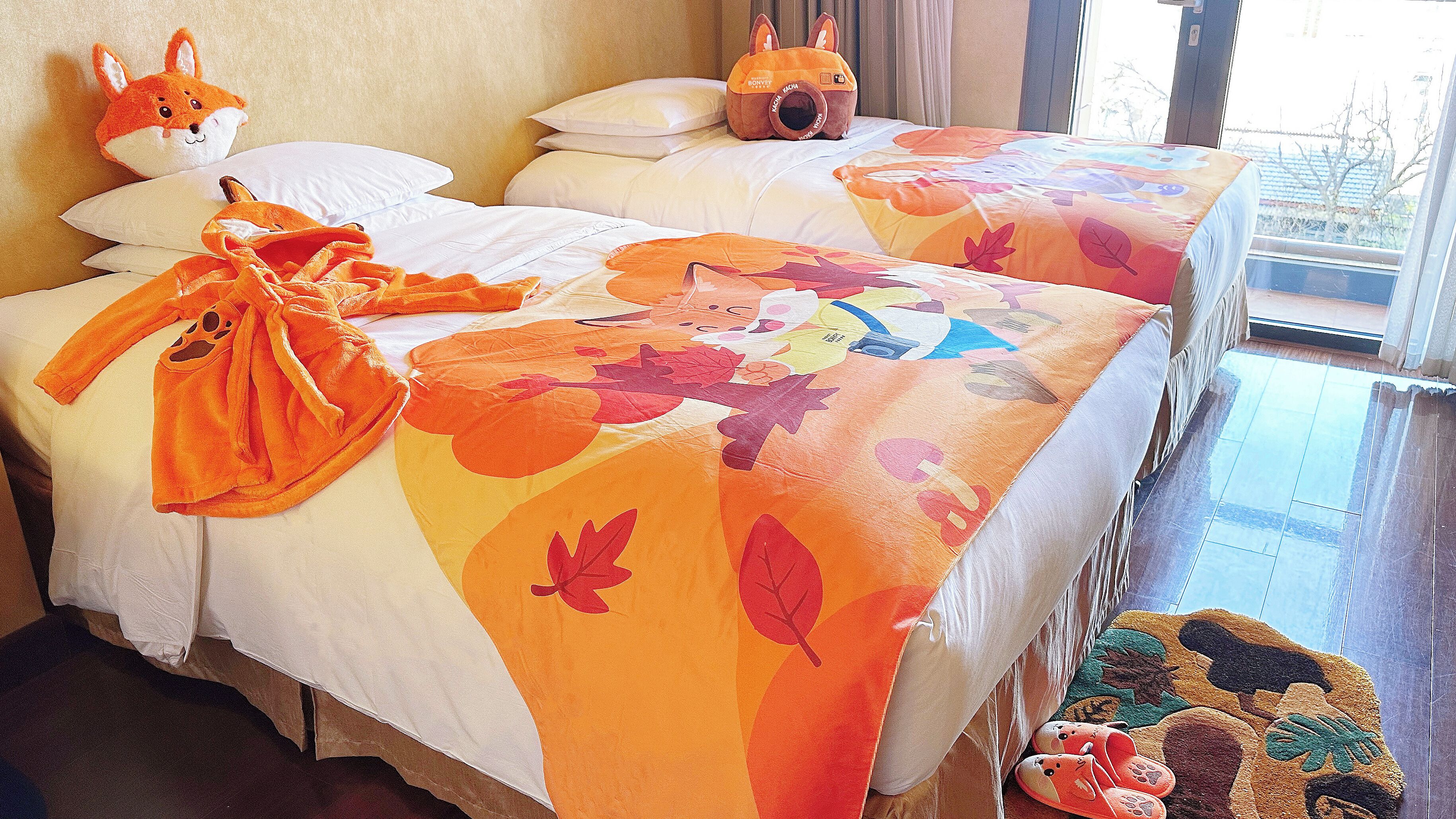 Appartement, 2 slaapkamers | Een kluis op de kamer, een bureau, verduisterende gordijnen