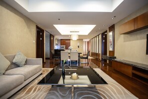 Leilighet, 2 soverom | Safe på rommet, skrivebord, blendingsgardiner og lydisolert