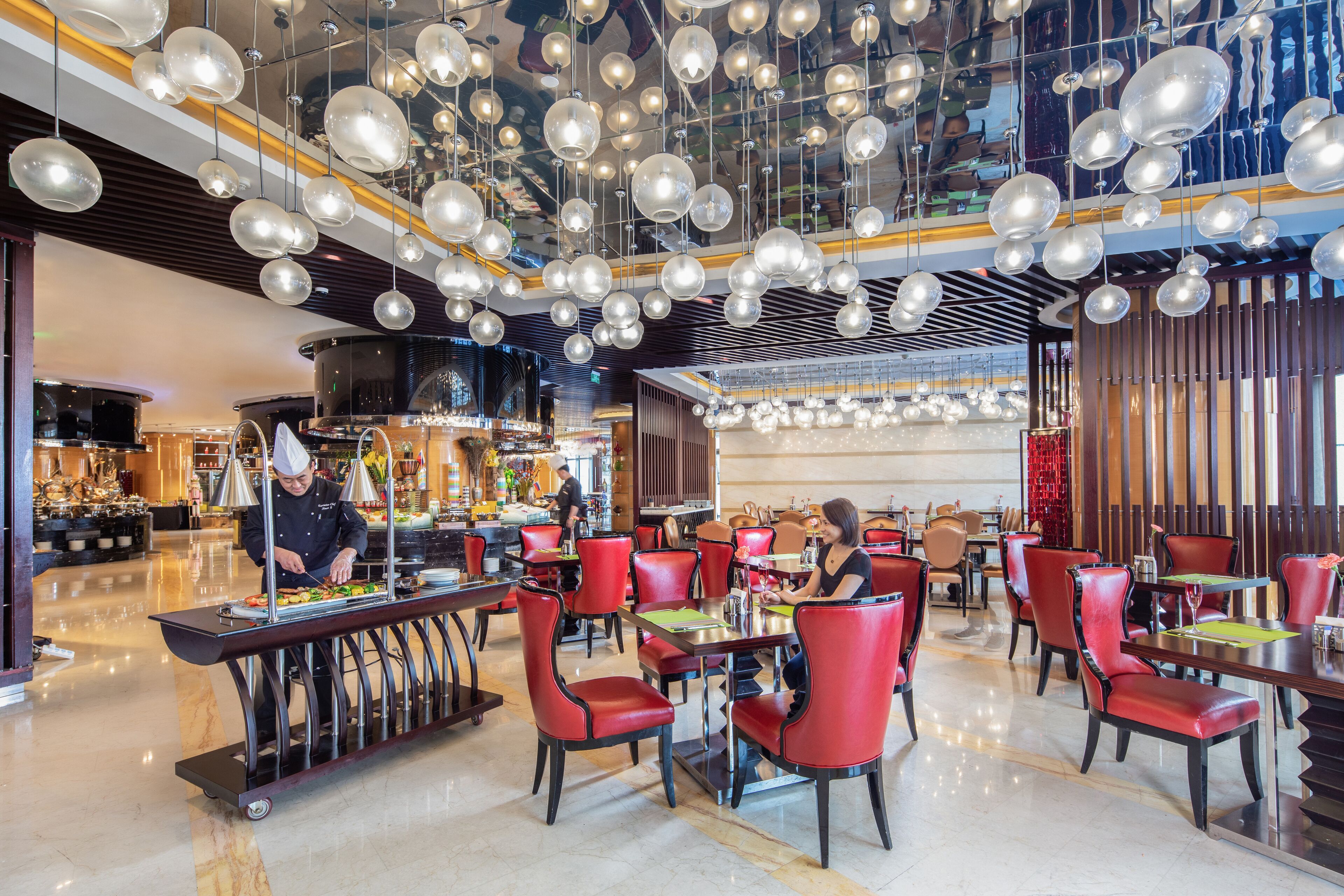 3 間餐廳；供應早餐、午餐和晚餐