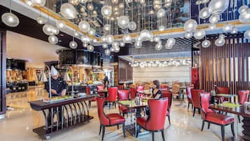 3 restaurants; breakfast, lunch and dinner served