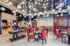 3 restaurantes; se sirven desayunos, comidas y cenas