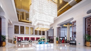 A spacious lobby with a large chandelier, a reception desk, and a seating area. - Wyndham Grand Plaza Royale Colorful Yunnan Kunming (Kunming)