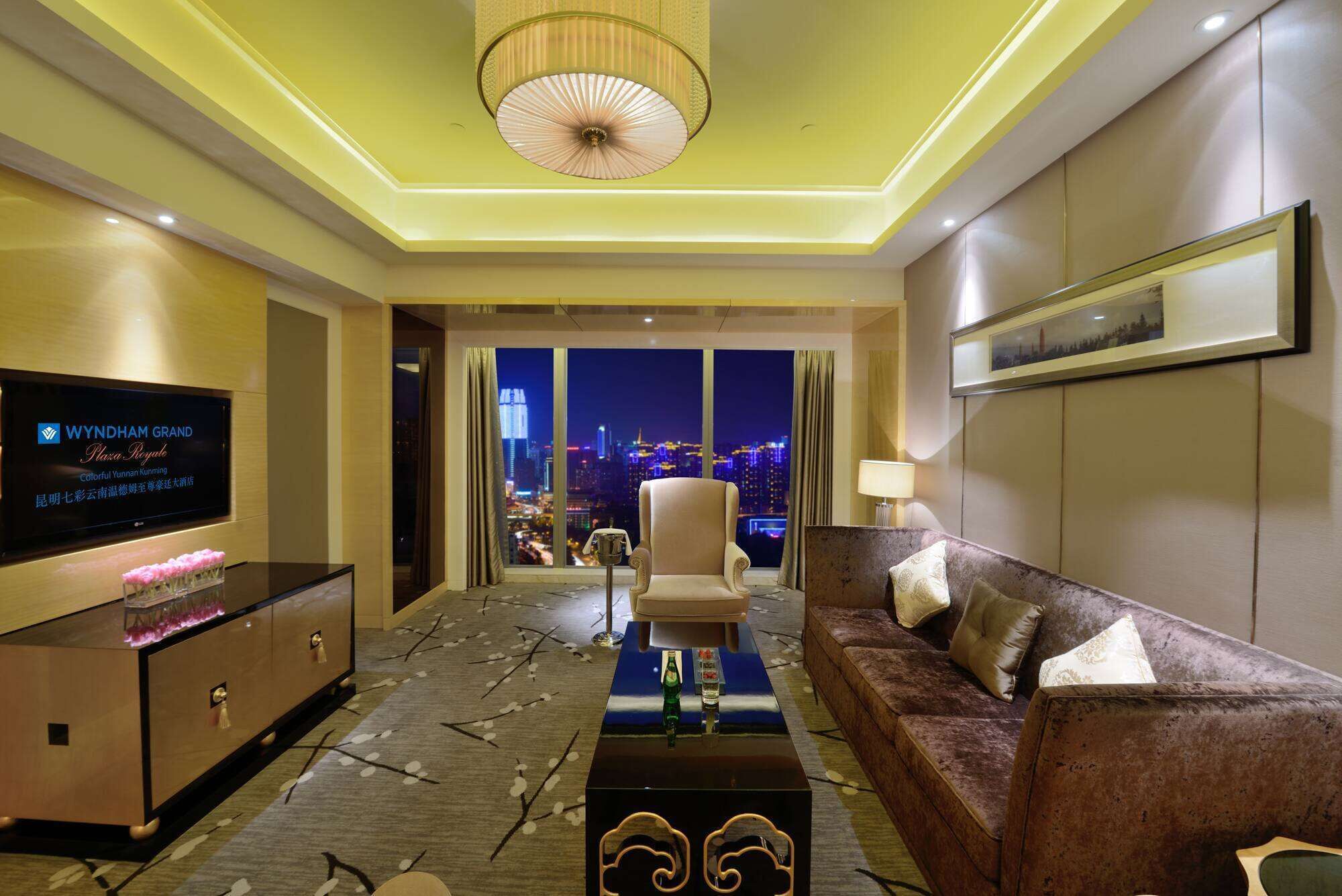 Bộ đồ giường cao cấp, nệm có lớp đệm bông, minibar 