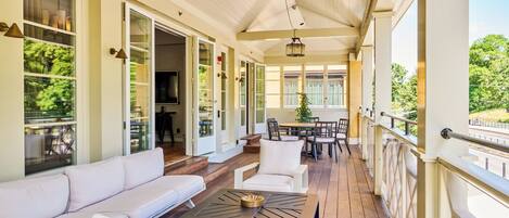 Suite (The Veranda) | Surmatelas, minibar, coffres-forts dans les chambres, bureau