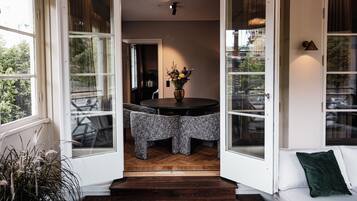 The Veranda Suite | Materassi a doppio strato, minibar, cassaforte in camera, una scrivania