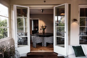 The Veranda Suite | 舒適加層、迷你吧、客房內保險箱、書桌