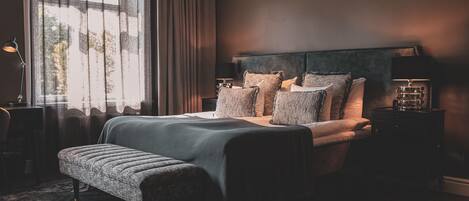 Camas con pillow-top, minibar y caja de seguridad en la habitación