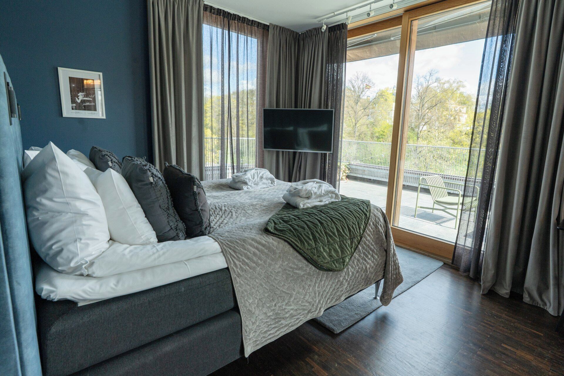 أسرّة بطبقة علوية مريحة وميني بار وخزنة داخل الغرفة ومكتب