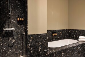 Phòng Suite (The Veranda) | Phòng tắm | Buồng tắm vòi sen, đồ dùng nhà tắm được thiết kế riêng, máy sấy tóc 