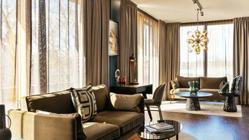 Suite (The Roof) | Senger med overmadrass, minibar, safe på rommet og skrivebord