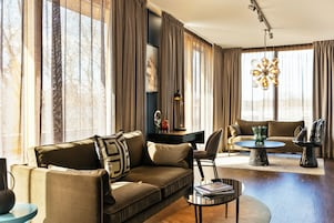 Suite (The Roof) | Pillowtop beds, minibar, in-room safe, desk