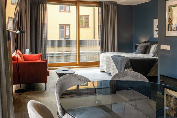 Deluxe-huone | Pillowtop-patjalliset sängyt, minibaari, tallelokero huoneessa, työpöytä