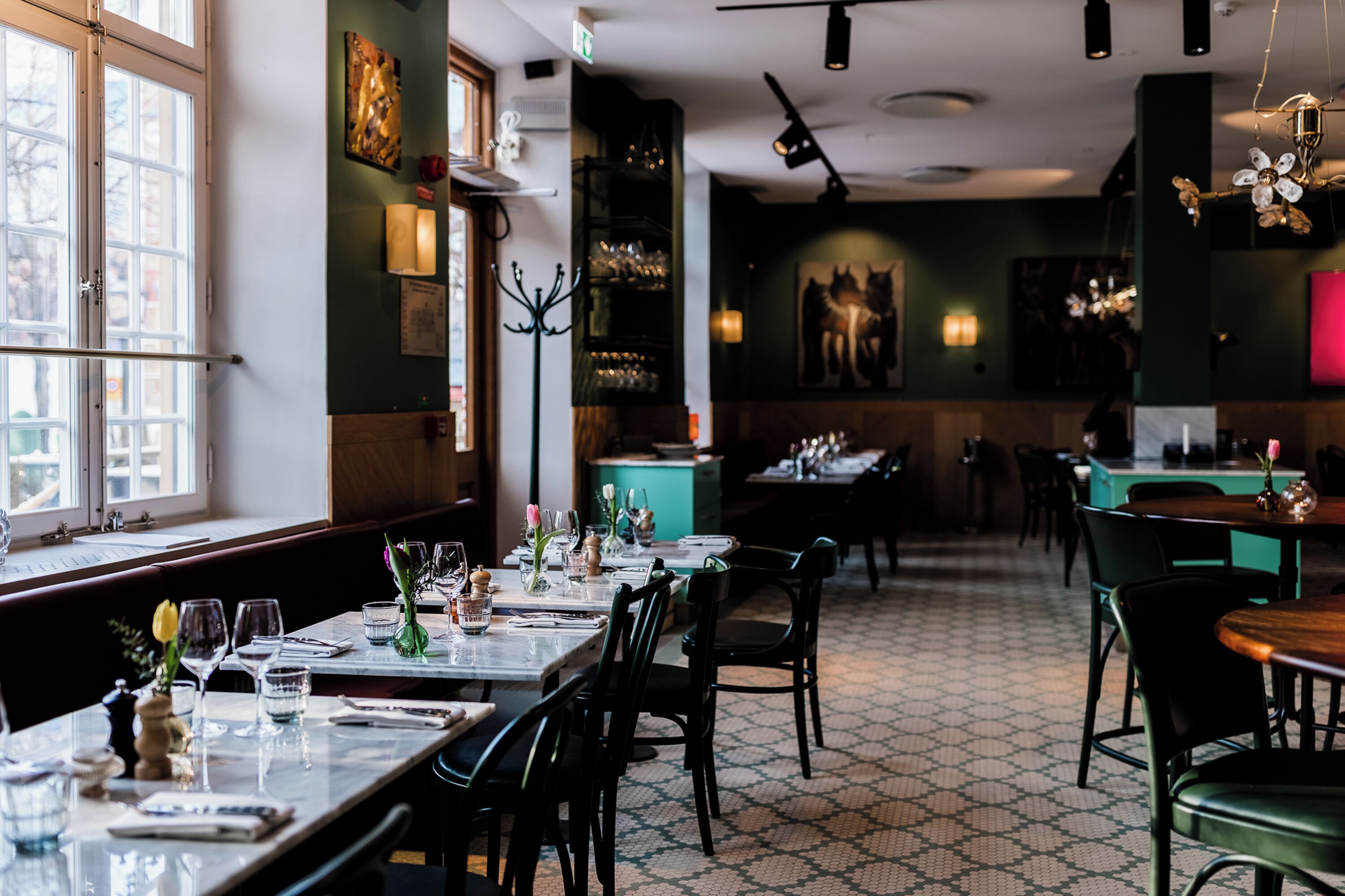 Petit déjeuner, déjeuner, dîner et brunch servis sur place