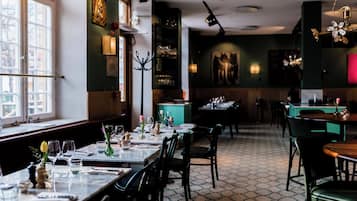 Petit déjeuner, déjeuner, dîner et brunch servis sur place
